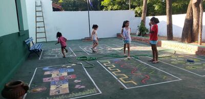 Estudiantes de la escuela básica 322 ahora tienen juegos lúdicos, gracias a los exalumnos.