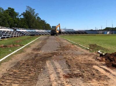 Aspecto que presenta un sector del estadio Parque del Guairá 
de Villarrica, donde empezaron los trabajos de refaccionamiento.