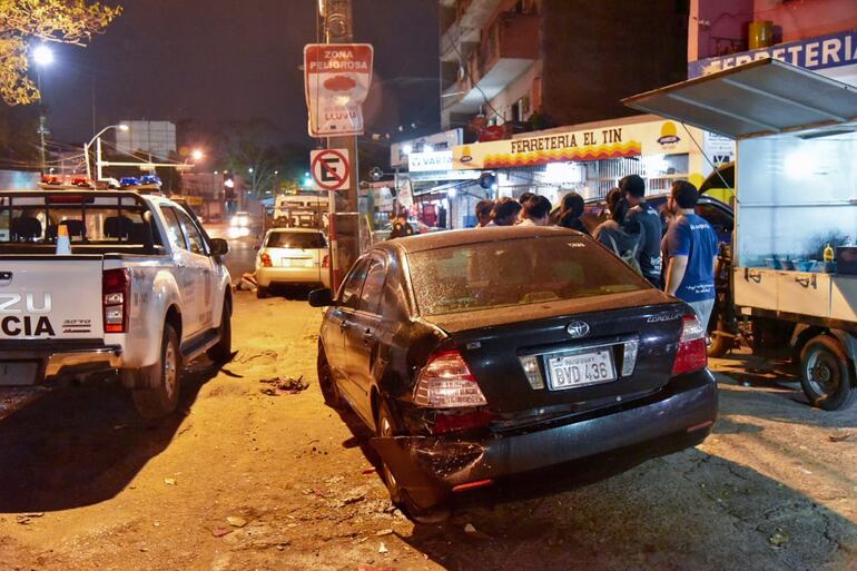 Choque múltiple protagonizado por una conductora sobre la Avda. Fernando de la Mora. Este vehículo también se vio afectado.