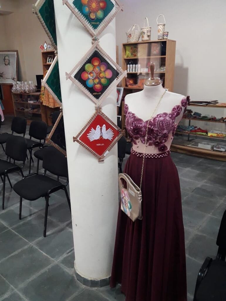 La Coordinadora de Tejedoras de Ñandutí expone sus trabajos a diario en en el Centro Cultural Tejedoras de Ñandutí.