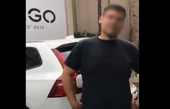El hombre fue identificado gracias a una denuncia de una ciudadana a través de las redes sociales. Se omite revelar su rostro ya que su hija menor también sería víctima.