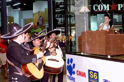 Desde la distancia y guardando las medidas higiénicas, los músicos buscan volver a trabajar ofreciendo serenatas por el Día de la Madre.