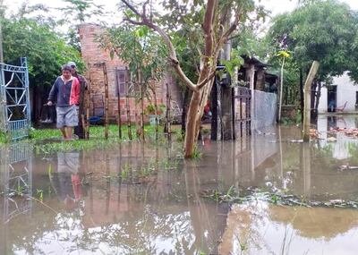 La foto corresponde a la última inundación del año pasado de Pilar. El muro de contención evitará una situación similar.