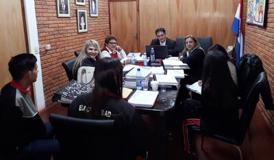 El equipo auditor del MEC durante la entrevista con alumnos del “Multi”, en junio pasado.