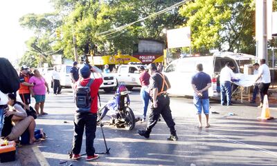 Motociclista muere arrollado sobre  Acceso Sur.
