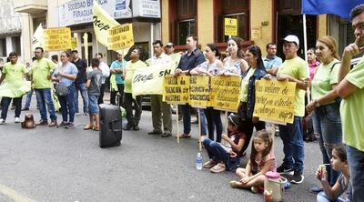 Docentes de OTEP-SN aplazaron ayer la gestión 2019 de Eduardo Petta, ministro de Educación, durante una manifestación frente a la sede de la Secretaría de Estado.