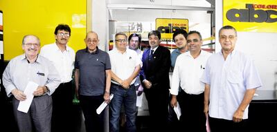 Julio Rivarola (der.) y Carlos Trabuco (4° de la izq.) junto a varios de sus rematadores asociados en la redacción de ABC Color.