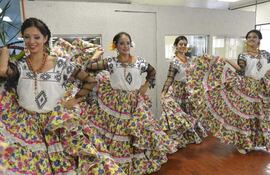 bailarinas-de-la-fundacion-libre-ofrecieron-una-muestra-de-danza-paraguaya-en-nuestra-redaccion--205656000000-1295091.jpg