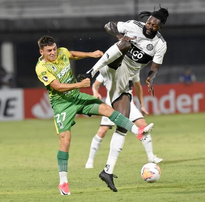 Jugada del último partido oficial antes de parar todo. La patada de Adebayor a  Coacci (que valió la roja) en Olimpia-Defensa y Justicia, por la Libertadores.