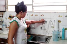 una-vecina-prueba-si-por-ahi-sale-agua-de-su-grifo-entre-las-0000-y-las-0600-viene-el-agua-pero-con-poca-presion--222122000000-1430935.jpg