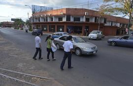 peatones-cruzan-la-avda-mariscal-lopez-en-la-continuacion-de-paraguari-y-la-interseccion-de-gondra-no-hay-franja-peatonal--193304000000-630926.jpg