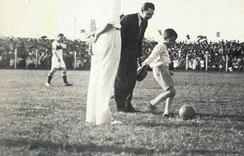el-nino-adriano-irala-burgos-hijo-del-fallecido-expresidente-da-el-puntapie-inicial-inaugurando-el-estadio-que-llevaria-el-nombre-de-su-padre--231827000000-1343481.jpg