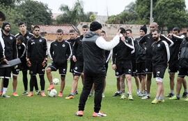 fernando-jubero-da-indicaciones-a-los-atletas-antes-de-la-practica-de-ayer-olimpia-se-prepara-para-medir-a-luqueno--232420000000-1476323.jpg