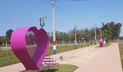 Instalan contenedores para reciclar botellas plásticas en ciclovía de Isla Pucú.