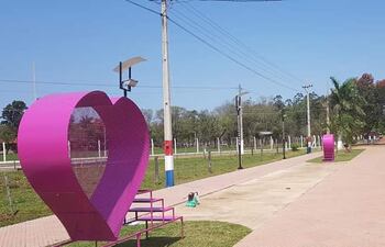 Instalan contenedores para reciclar botellas plásticas en ciclovía de Isla Pucú.