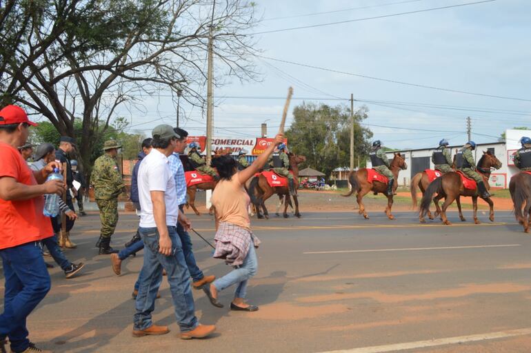 Los manifestantes con palos  sobrepasaron la cantidad de uniformados.