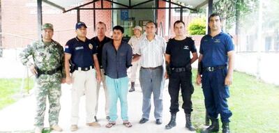 Víctor Marin Merlos (con zapatillas) fue detenido en 2018, luego de huir tras el crímen.