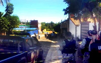 Un importante contingente policial llegó al lugar para custodiarlo, ante la protesta de los albergados.