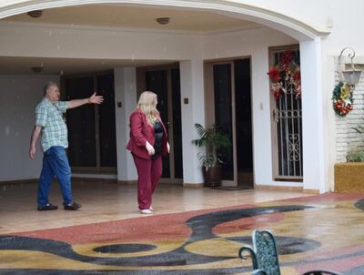 Momento en que la agente anticorrupción Liliana Alcaraz realiza el allanamiento de una de las lujosas viviendas de Ramón González Daher en Luque, donde encontraron altas sumas de dinero. El ahora imputado exdirigente deportivo apareció fugazmente en  escena.