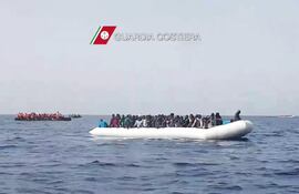 imagen-de-la-guardia-costera-italiana-de-algunas-embarcaciones-repletas-de-refugiados-afp-225927000000-1463561.jpg