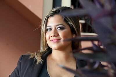 La periodista Janinne Pérez González lanzará su novela “Destino en Espiral”, sobre personas que conviven con el VIH. Será este martes 29, en la Manzana de la Rivera.