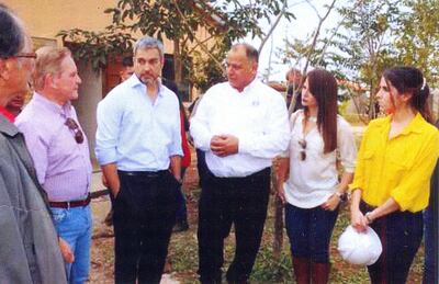 Dany Durand y el presidente Abdo Benítez, a un lado, y hacia la der., Adriana Añazco, gerente del Fonavis, y Magaly Martínez, de IASA, en foto que publicó el MUVH en sus redes y luego la retiró.