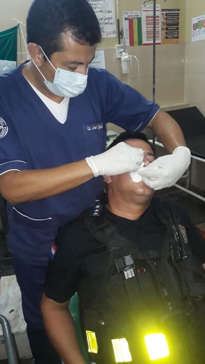 Uno de los efectivos policiales agredidos durante el procedimiento.