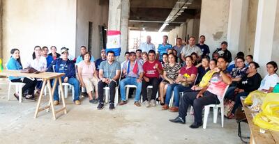 Los asegurados junto a los dos docentes encadenados dentro del hospital del IPS en construcción.