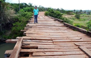 un-poblador-observa-el-puente-ubicado-sobre-el-rio-pirapo-en-caazapa--230348000000-582909.jpg
