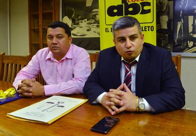 Los rematadores Atilio Estigarribia (der.) y Luis Núñez, en nuestra redacción. Cuestionan prolongada suspensión.