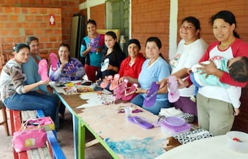 en-la-primera-etapa-la-formacion-en-artesania-alcanzo-a-17-mujeres-amas-de-casa-de-18-a-60-anos--221716000000-1293987.jpg