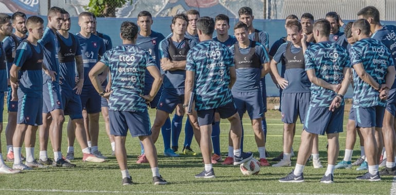 Víctor Bernay, de espalda con la pelota, dialoga con los jugadores antes del inicio de la práctica en la Ollita.