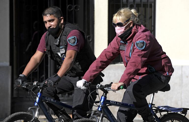 Agentes de policía argentinos patrullan en bicicleta en Buenos Aires.