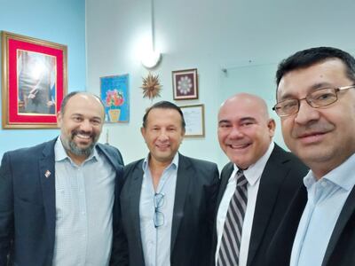 El viceministro de salud Julio Rolón en compañía de Pastor Soria, Ricardo Brassel y Freddy Declessis.