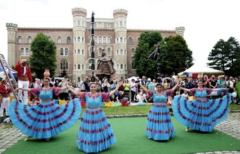 con-el-eslogan-juntos-vivimos-juntos-celebramos-se-llevo-a-cabo-en-viena-el-festival-de-las-naciones-que-promueve-la-integracion-intercultural-e-204836000000-1473034.jpg