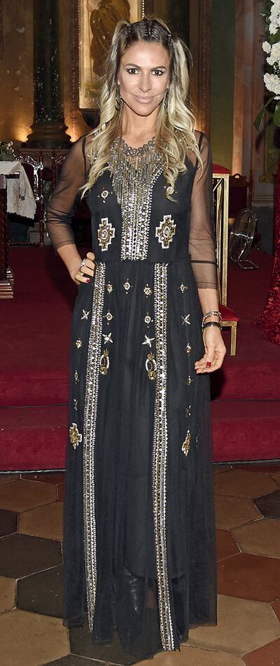 Karina Esmerode
Glamour y elegancia. Para asistir a la gala, optó por un vestido negro de inspiración hindú, profusamente bordado con hilos plateados. El estilo messy hair en el pelo le dio un toque de sofisticación al outfit artesanal. El make up con acabado natural resaltó los tonos cobre, bronce y chocolate, que nunca pasan de moda.