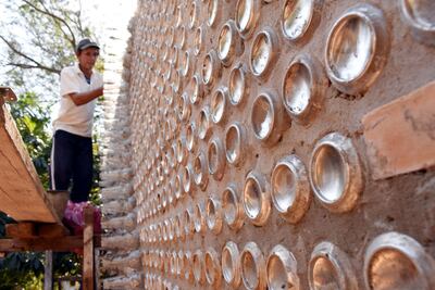 Feliciano Martínez (55) ayuda a su hijo en la   construcción de lo que será su futura oficina de arquitectura.