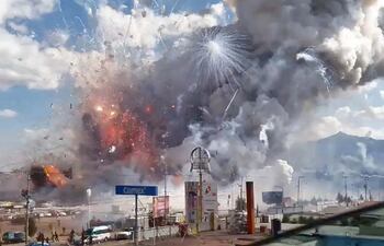 arivarol-un-automovilista-filma-el-momento-en-que-estalla-el-mercado-de-pirotecnia-en-tultepec-desgracia-que-causo-36-muertos-y-72-heridos-graves-di-01804000000-1536191.jpg