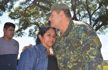 dona-obdulia-florenciano-de-morinigo-abrazada-por-el-comandante-de-la-ftc-coronel-hector-grau-ayer-tras-reunirse-con-la-familia-del-uniformado-secu-221441000000-1701355.jpg