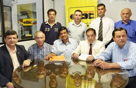 referentes-del-movimiento-resurgir-nacional-liderado-por-el-exdiputado-de-anr-carlos-duarte-torres-traje-claro--224850000000-1564342.jpg