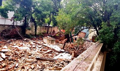 Numerosos predios abandonados son caldo de cultivo de las larvas de los mosquitos Aedes aegypti, transmisor del dengue y otras arbovirosis. En la foto, un terreno ideal para el Aedes, ubicado en calle Confederación Sudamericana de Rugby y Julio Correa.
