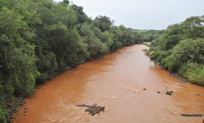Después de cada lluvia las aguas del río Tembey se ponen rojas, producto de la erosión, según los técnicos.