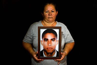 Luz Edilia Florez, 57, madre del desaparecido José Ernesto Morán, posa con una foto de él en Cali, Colombia.