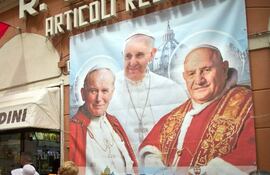 juan-pablo-ii-juan-xxiii-y-el-actual-papa-francisco-son-los-tres-pontifices-mas-carismaticos-de-nuestro-tiempo-efe-211346000000-1075744.jpg