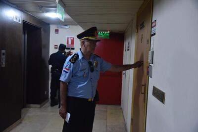 La Policía tocó el timbre de la oficina, pero nadie respondió.