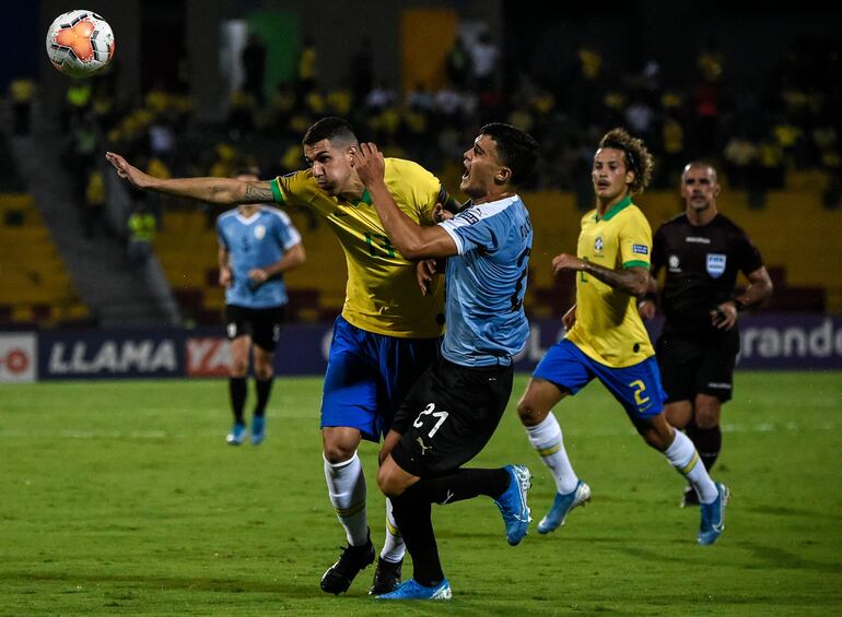 Agustín Oliveros, Cerro Porteño, Uruguay.