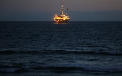 Una plataforma petrolífera vista en el océano Pacífico desde Huntington Beach, California.