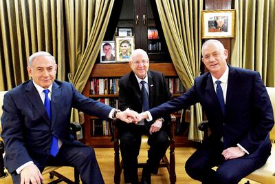 El actual primer ministro Benjamín Netanyahu (i) y el candidato más votado Benny Grantz (d), reunidos con el presidente de Israel, Reuvén Rivlin (c).