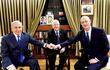 El actual primer ministro Benjamín Netanyahu (i) y el candidato más votado Benny Grantz (d), reunidos con el presidente de Israel, Reuvén Rivlin (c).