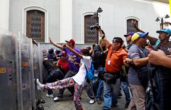 un-grupo-de-choque-chavista-intento-atracar-la-sede-del-congreso-para-evitar-que-la-asamblea-nacional-continue-el-proceso-contra-el-gobernante-nicolas-213843000000-1516804.jpg